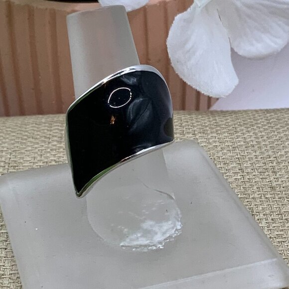 Lia Sophia "Askew" Black Enamel Swish Silver Tone Ring Size 6 1/2 - Picture 1 of 7
